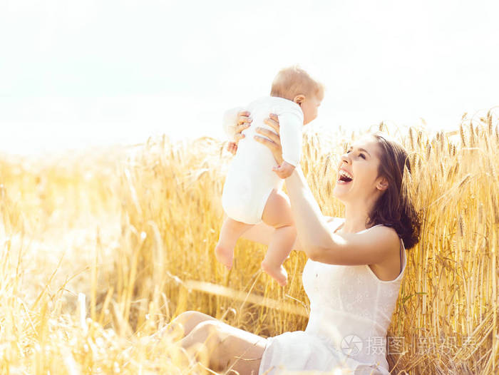 妇女抱着婴儿婴儿在字段