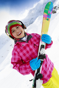 滑雪 冬天好玩可爱滑雪女孩享受滑雪假期