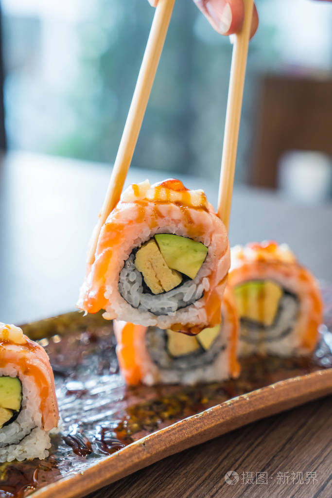 烤三文鱼寿司卷