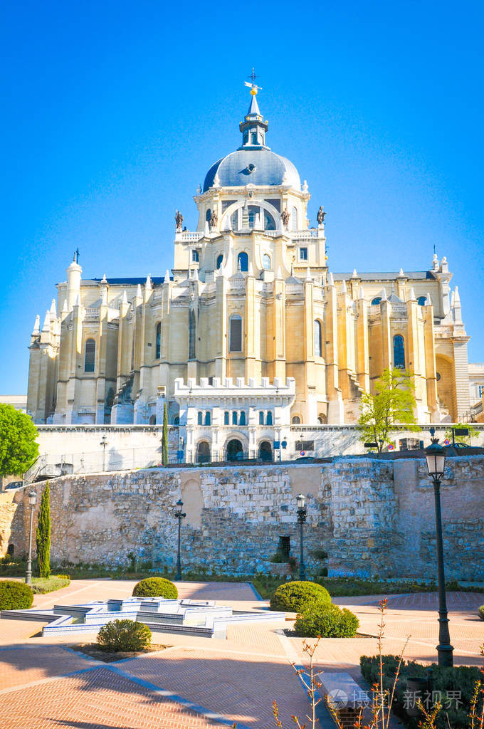 在马德里西班牙的阿尔穆德纳大教堂