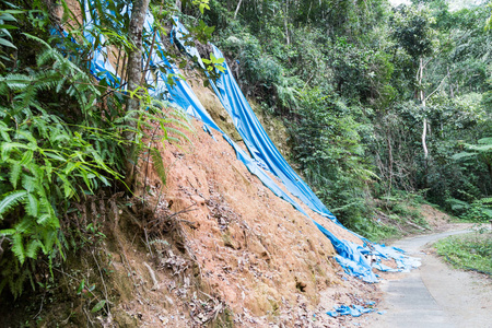 由于暴雨热带丘陵地形土壤侵蚀图片