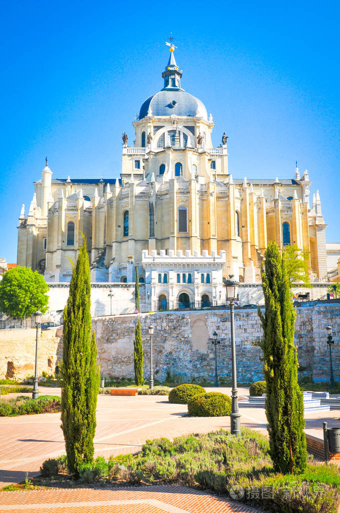 在马德里西班牙的阿尔穆德纳大教堂