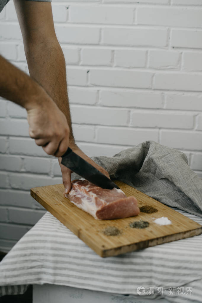 厨师切生肉