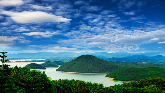 风景秀丽的北碧府的泰国詩娜卡琳坝