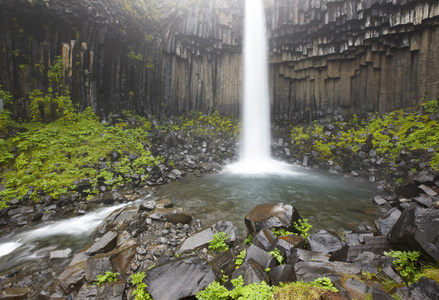 冰岛。东南地区。svartifoss 瀑布和玄武质岩石