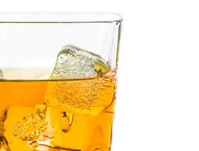威士忌nel bicchiere与ghiaccio它的bianco背景