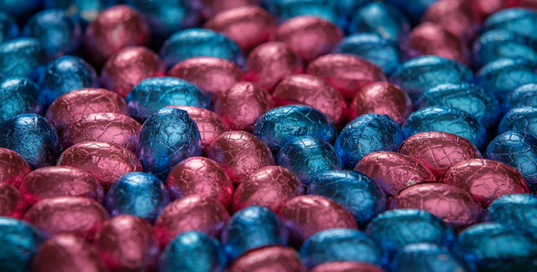 巧克力复活节蛋周围一站蛋