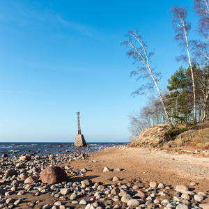 古废墟的海岸上的灯塔
