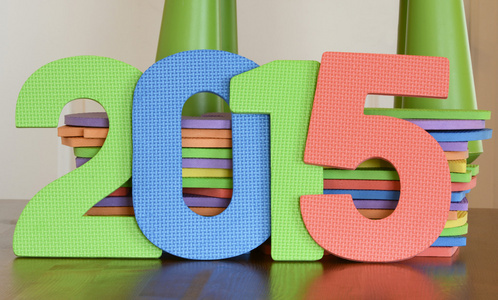 在彩色泡沫玩具木制表面数 2015 年