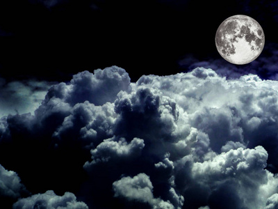 超级月亮在夜空中堆白色的云