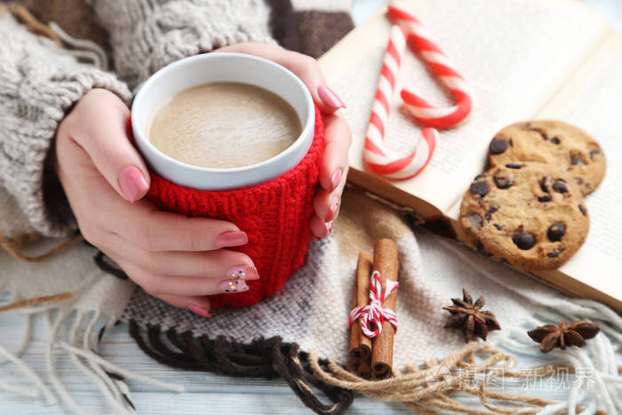 女人手里拿着杯咖啡