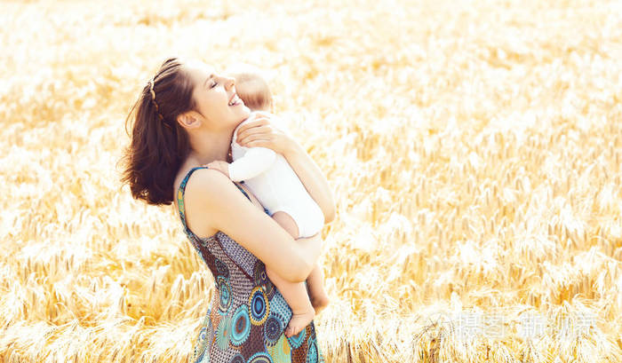 妇女抱着婴儿婴儿在字段