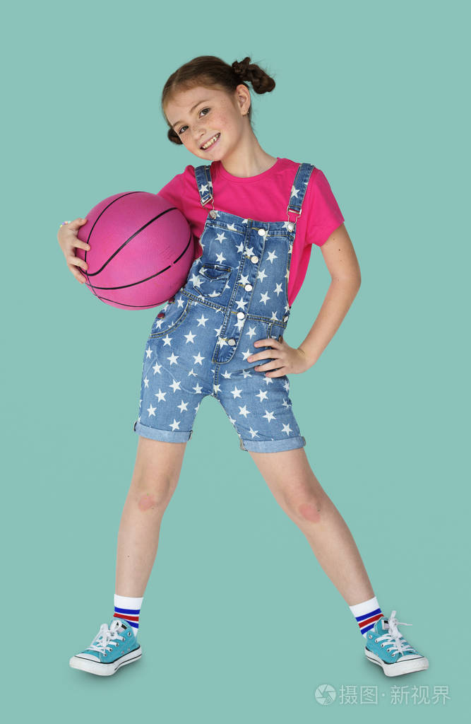 女孩抱着篮球球