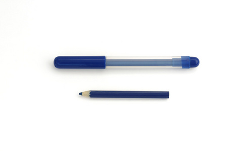 蓝色的铅笔和钢笔