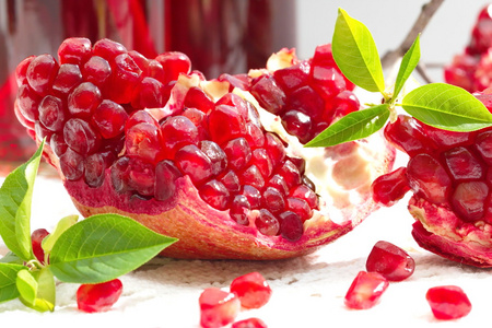 红石榴护肤图片-红石榴护肤素材-红石榴护肤插画-摄图新视界