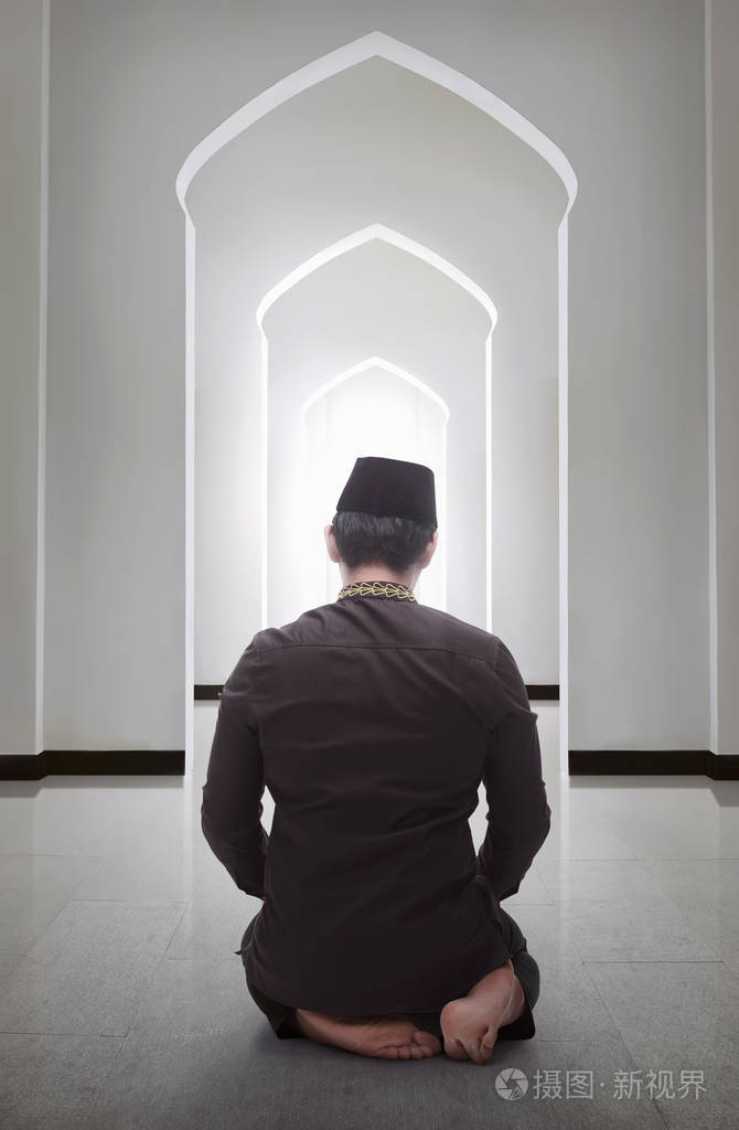 与章祈祷的穆斯林男子的背影