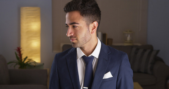 穿着西装的墨西哥男人照片