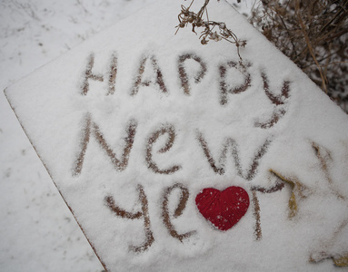 铭文新年快乐写在雪地上