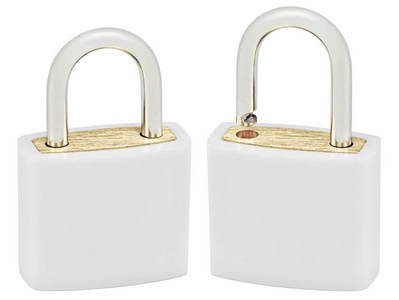 美白隔离挂锁双宏特写，大详细垂直工作室拍摄的 开放的 封闭锁保护安全概念，金色黄铜，两个挂锁