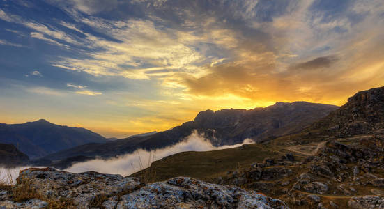 山区的 Gryz.Azerbaijan 村的日落