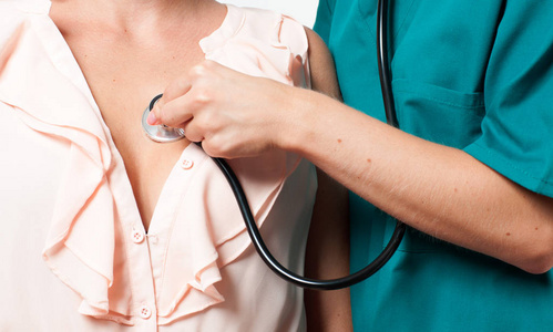 跳动心脏医生检查病人在医院的心脏跳动照片