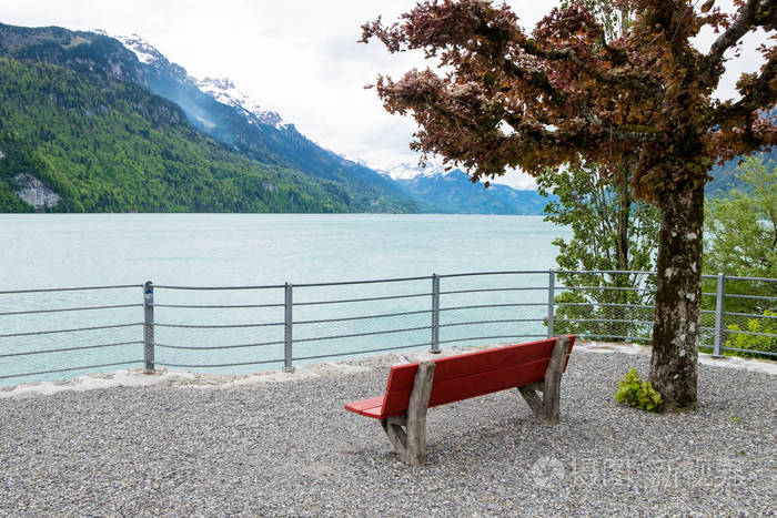 空把红色的椅子和从布里恩镇在瑞士的风景