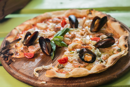 传统的意大利海鲜比萨