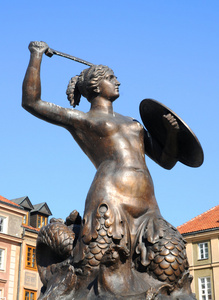 老城在波兰华沙举行的美人鱼的雕像照片