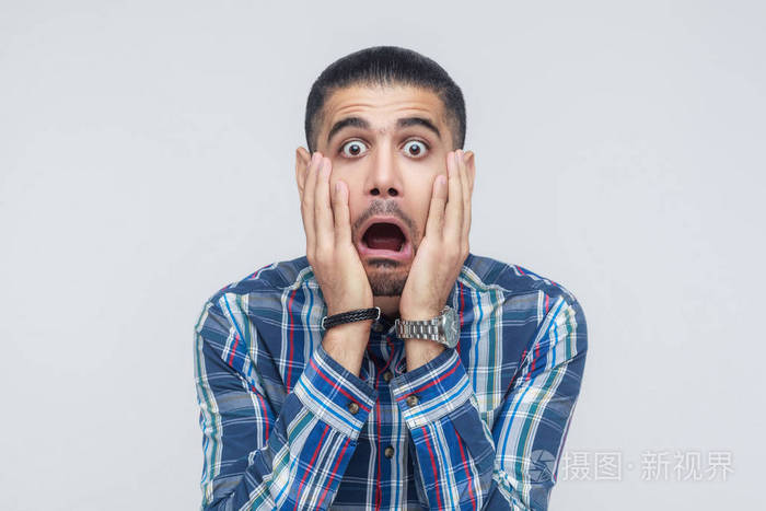 人脸表情和情绪.手持武器在她车上的男子