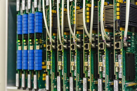印制电路板，电缆在现代网络技术的数据中心服务器室中的行