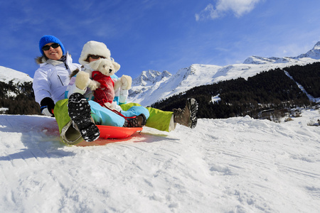 冬天好玩，下雪了，在冬天的时候滑雪橇的家庭