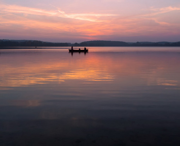 日落之后的湖