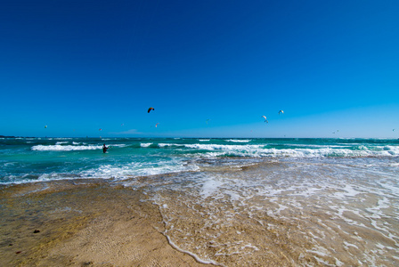 Kitesurfer 在大西洋海滩