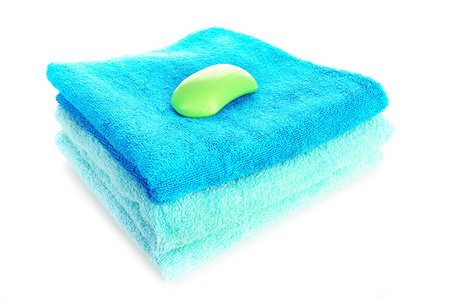 堆栈的毛巾用肥皂上白色孤立