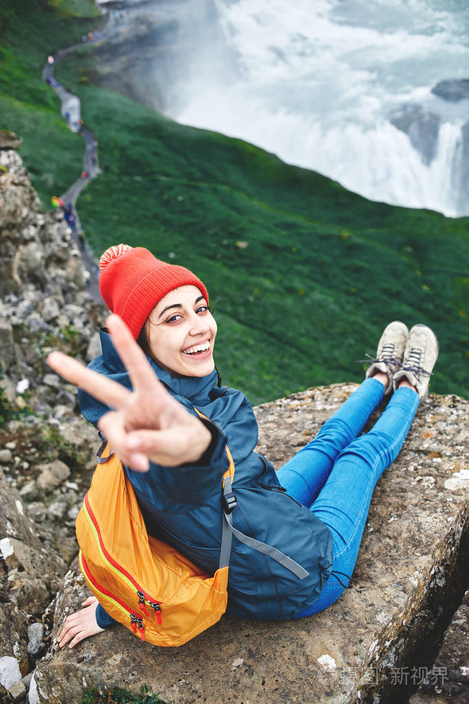 性格开朗的女人走路和在冰岛的自然构成