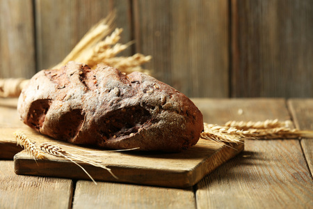 可口的面包上木制背景表格