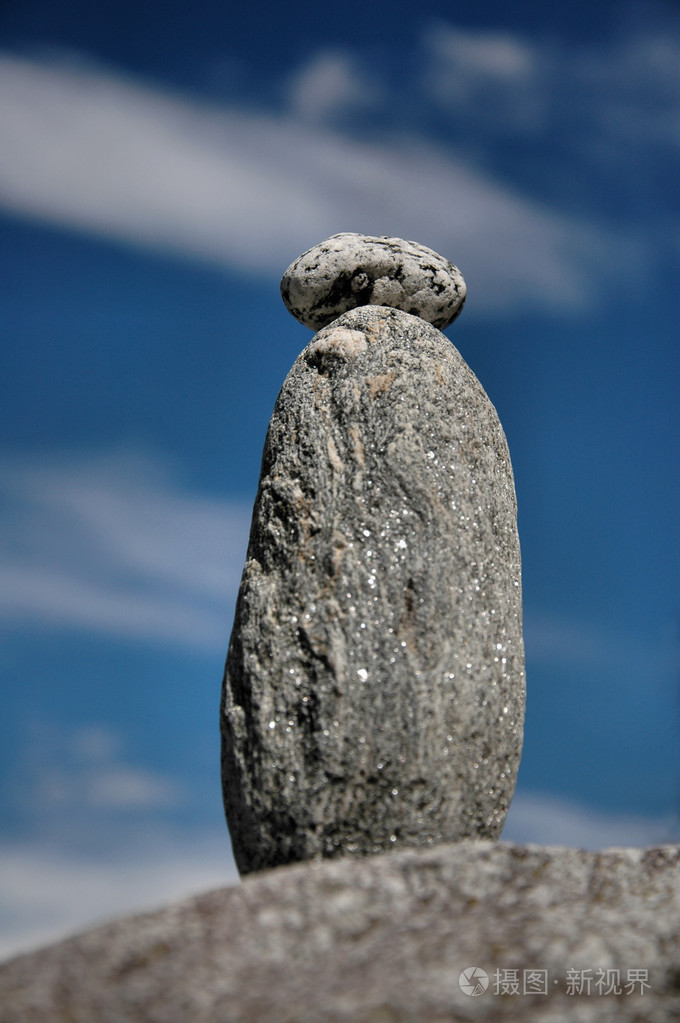 一堆石头和蓝蓝的天空照片-正版商用图片0v7v1s-摄图新视界