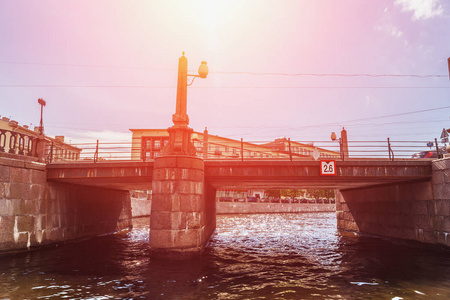 圣彼得堡，俄罗斯，底部视图的许多桥梁之一