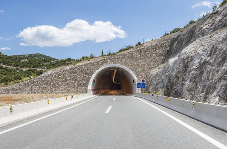 穿山隧道照片
