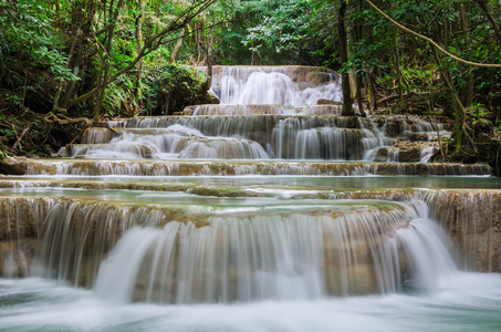 清迈湄卡闵美丽的瀑布，在北碧府，泰国