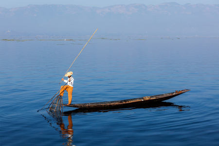 缅甸渔民在缅甸茵莱湖