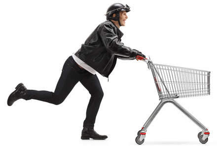 骑自行车的人推空的购物车图片