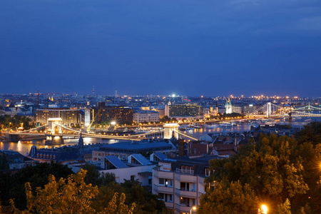 城边的害虫的夜景。布达佩斯