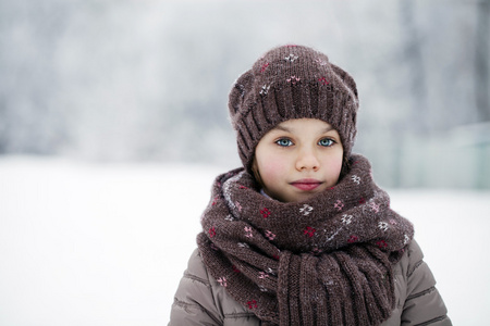 快乐的小女孩，冬季公园的背景
