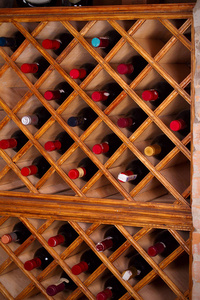 瓶葡萄酒酒窖的木制书架上