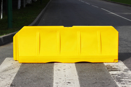 一个黄色塑料阻隔把路挡住了照片