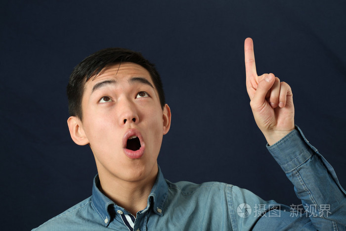 亚洲名男子指着他的手指