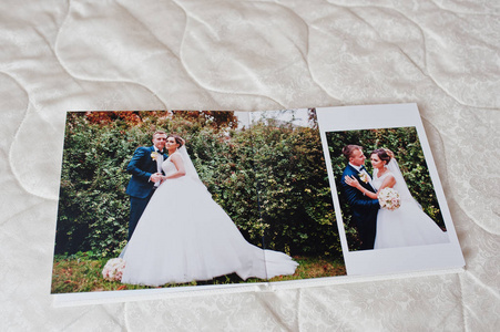 婚礼写真或婚礼相册上白色的沙发高建群的页面