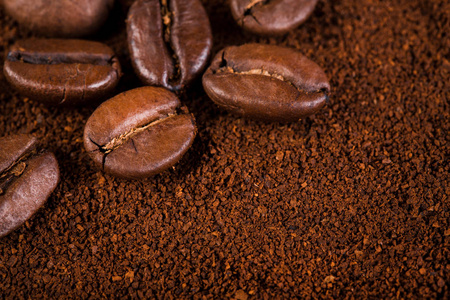 在白色背景中孤立的烘培的咖啡豆。烘培的咖啡豆背景关闭。咖啡豆研磨咖啡与文本的副本空间背景上桩。早上好