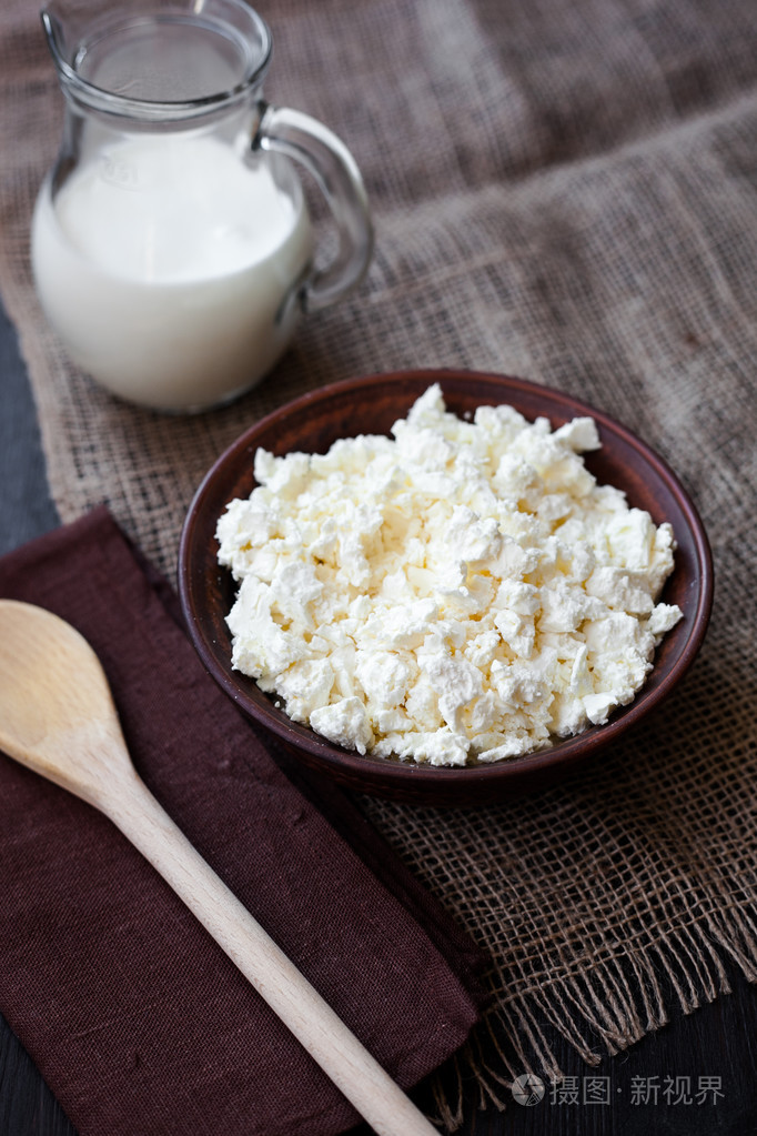 美味自制奶酪和牛奶在桌子上